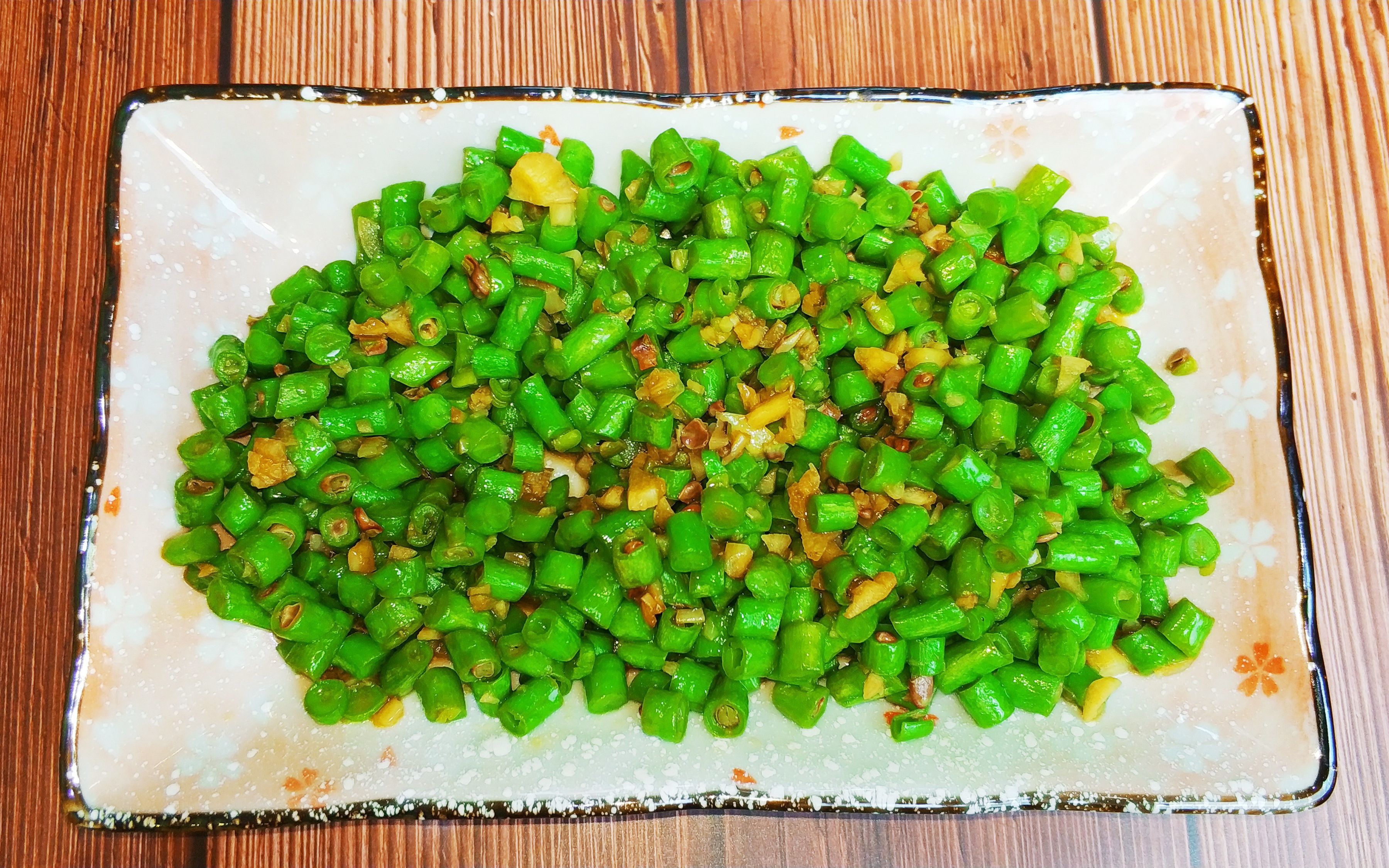 今天给大家介绍一道蒜蓉豇豆的新吃法,美味又下饭!