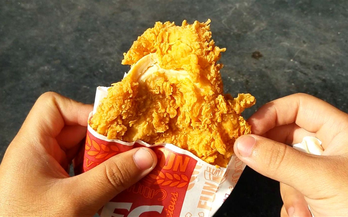 这是肯德基最大的鸡排?12块钱一个,味道很辣啊!