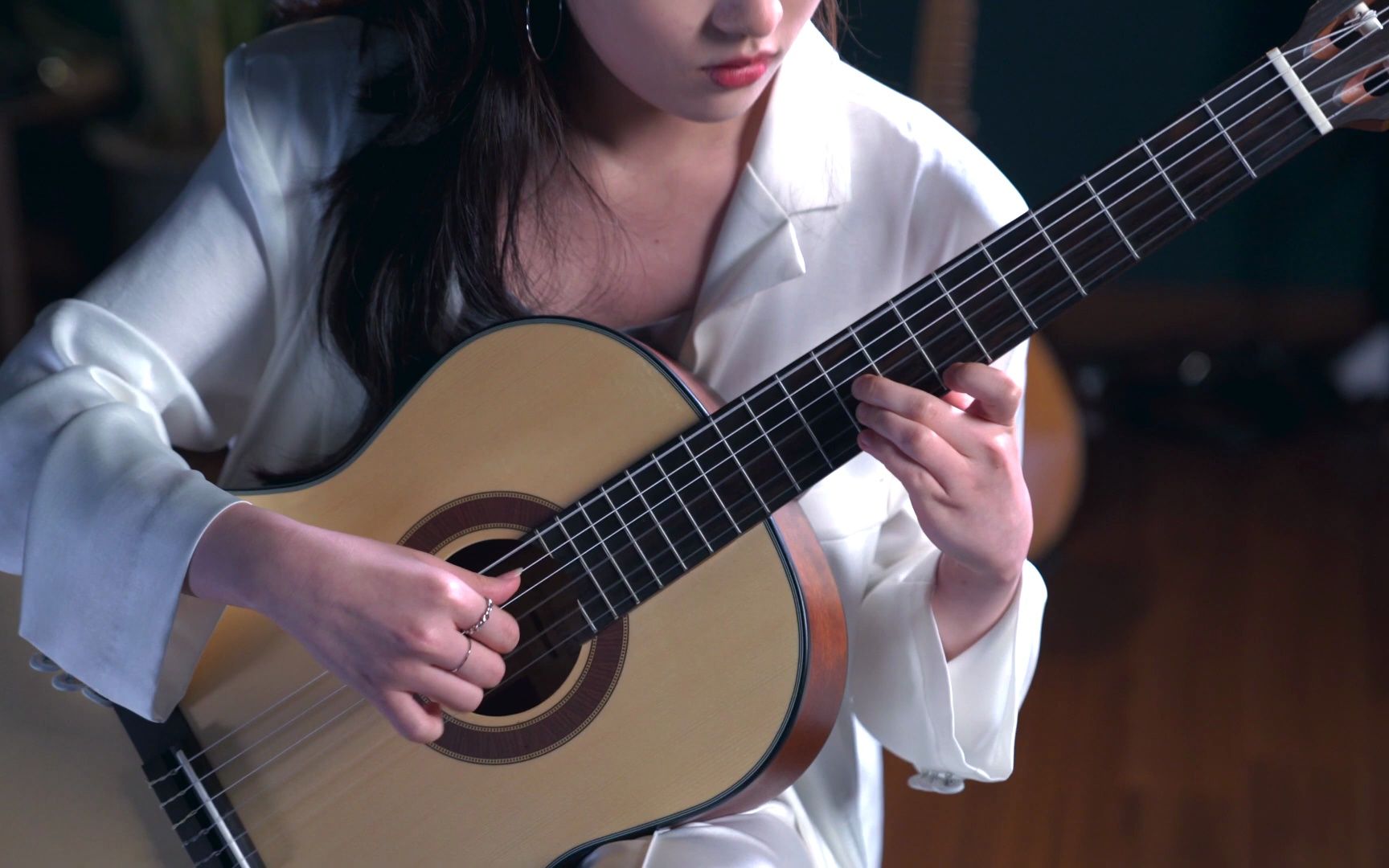 古典吉他持琴的姿势太帅了-爱的罗曼史