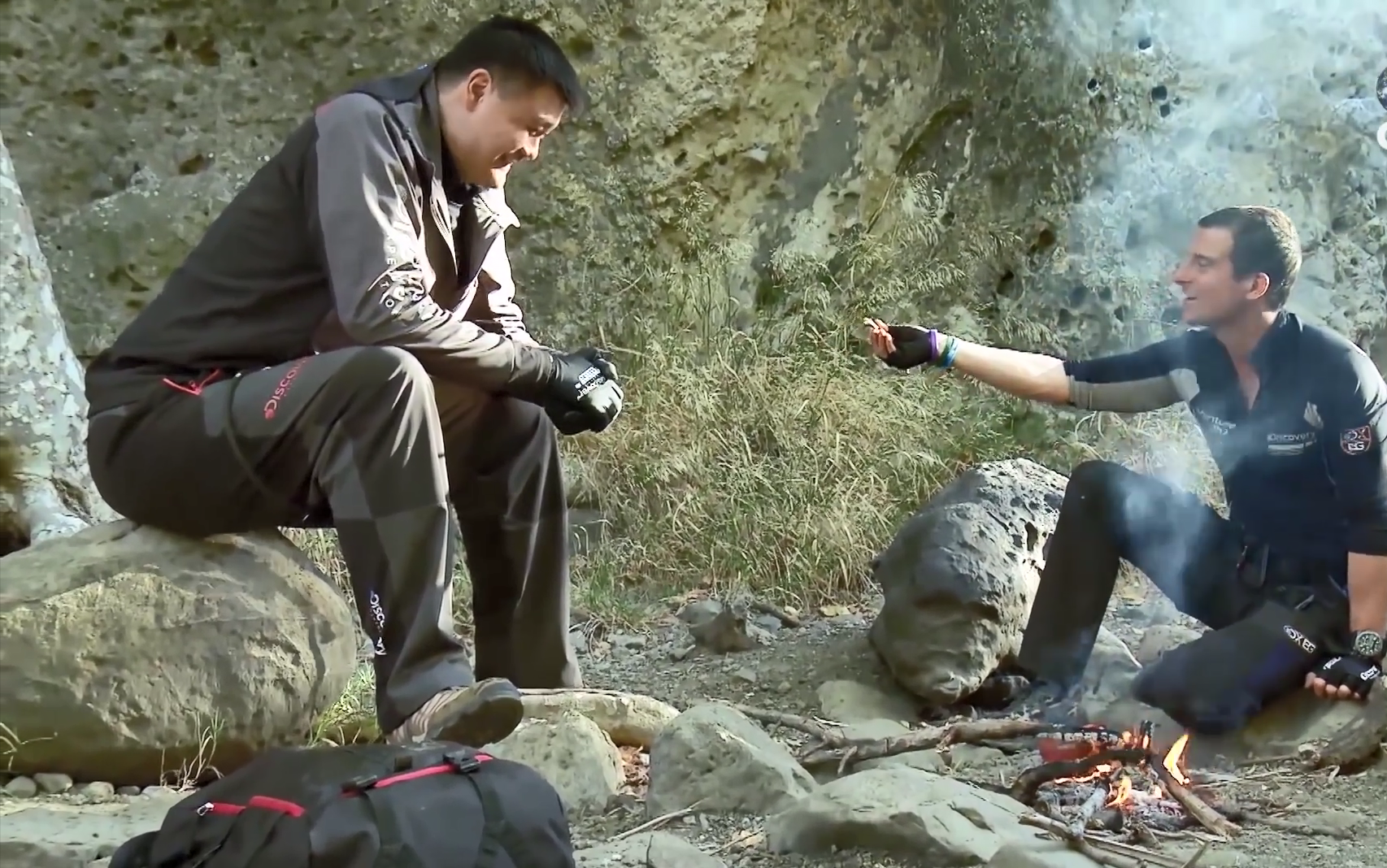 贝爷带着姚明去打野,还请吃蛆虫美食大餐,荒野求生,单挑荒野_哔哩哔哩