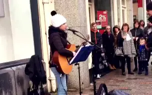 十首歌合集Allie Sherlock Busking in the Cork City 由国外粉丝制作发布 路人视角