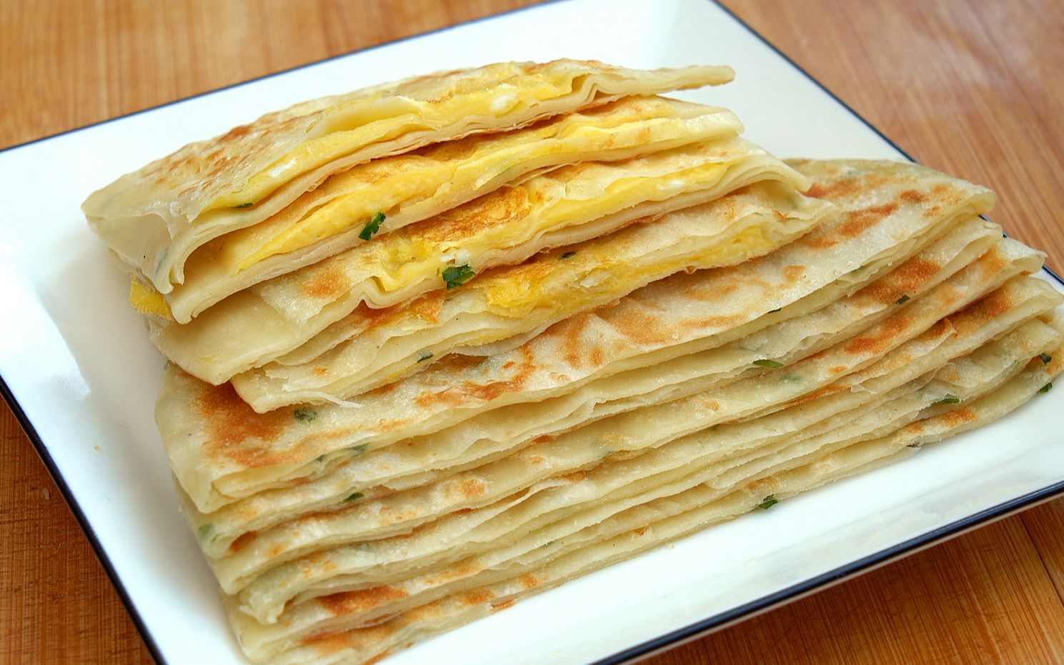 教你葱油饼和鸡蛋灌饼快速的做法,柔软筋道又多层,学会不用早起