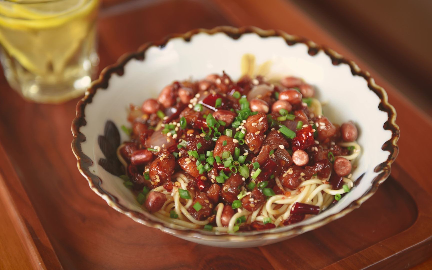 拌面绝绝子【辣子鸡丁拌面】又香又辣,吃起来太过瘾了!