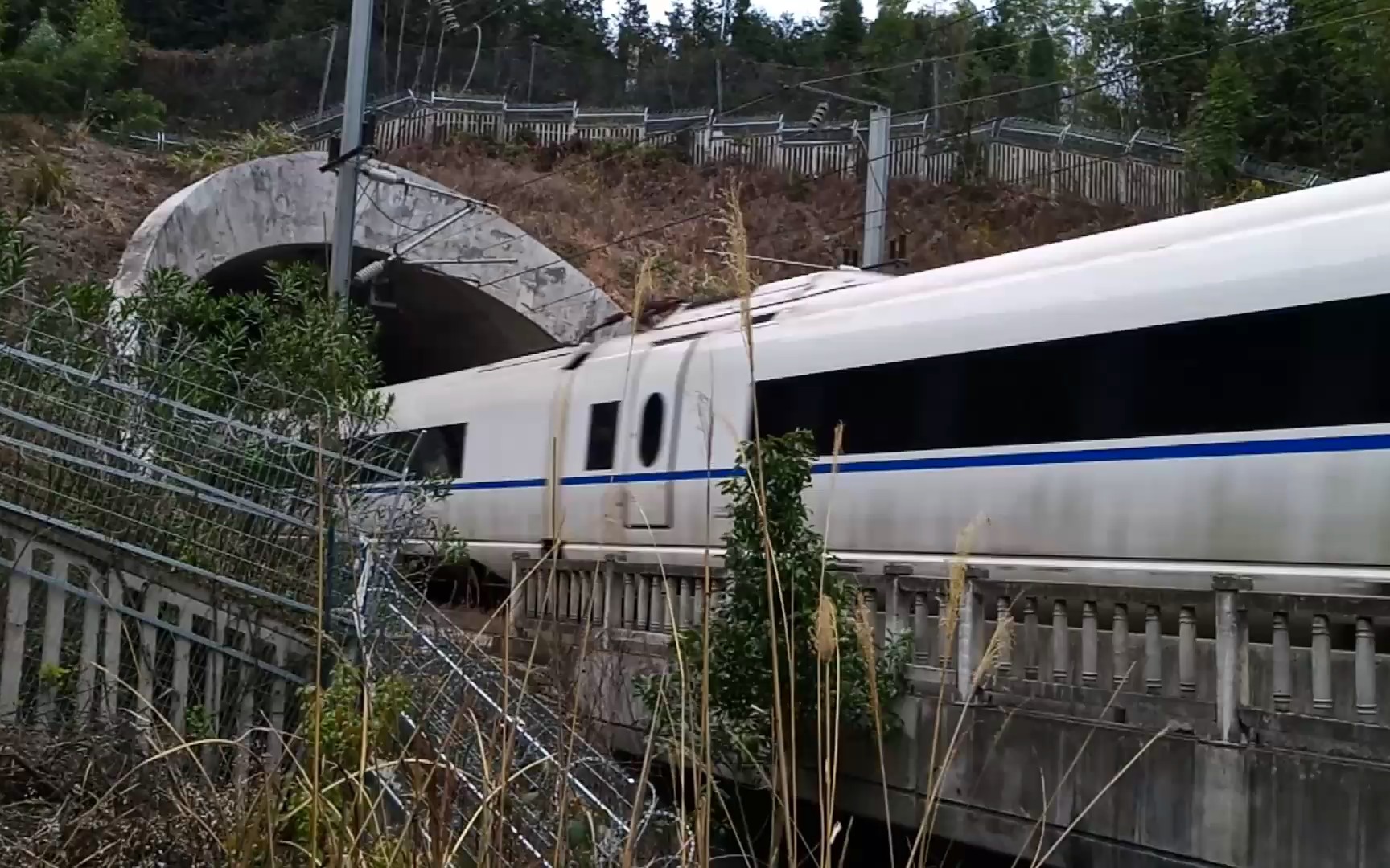 crh380b动车组高速穿入隧道