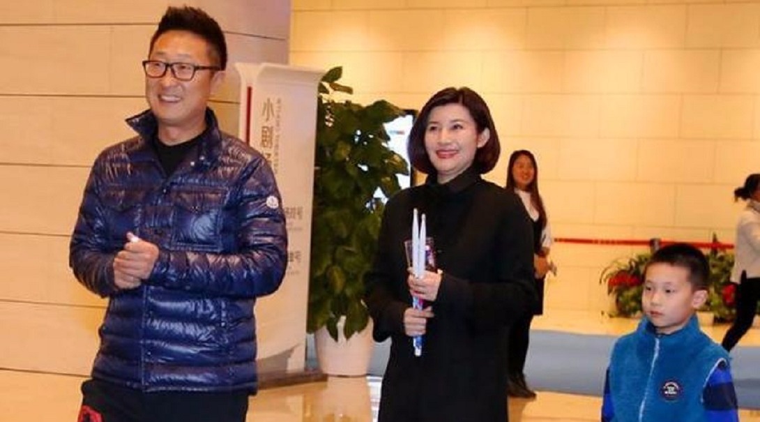 [图]长得其貌不扬，妻子却貌美如花，成名后成宠妻狂人！