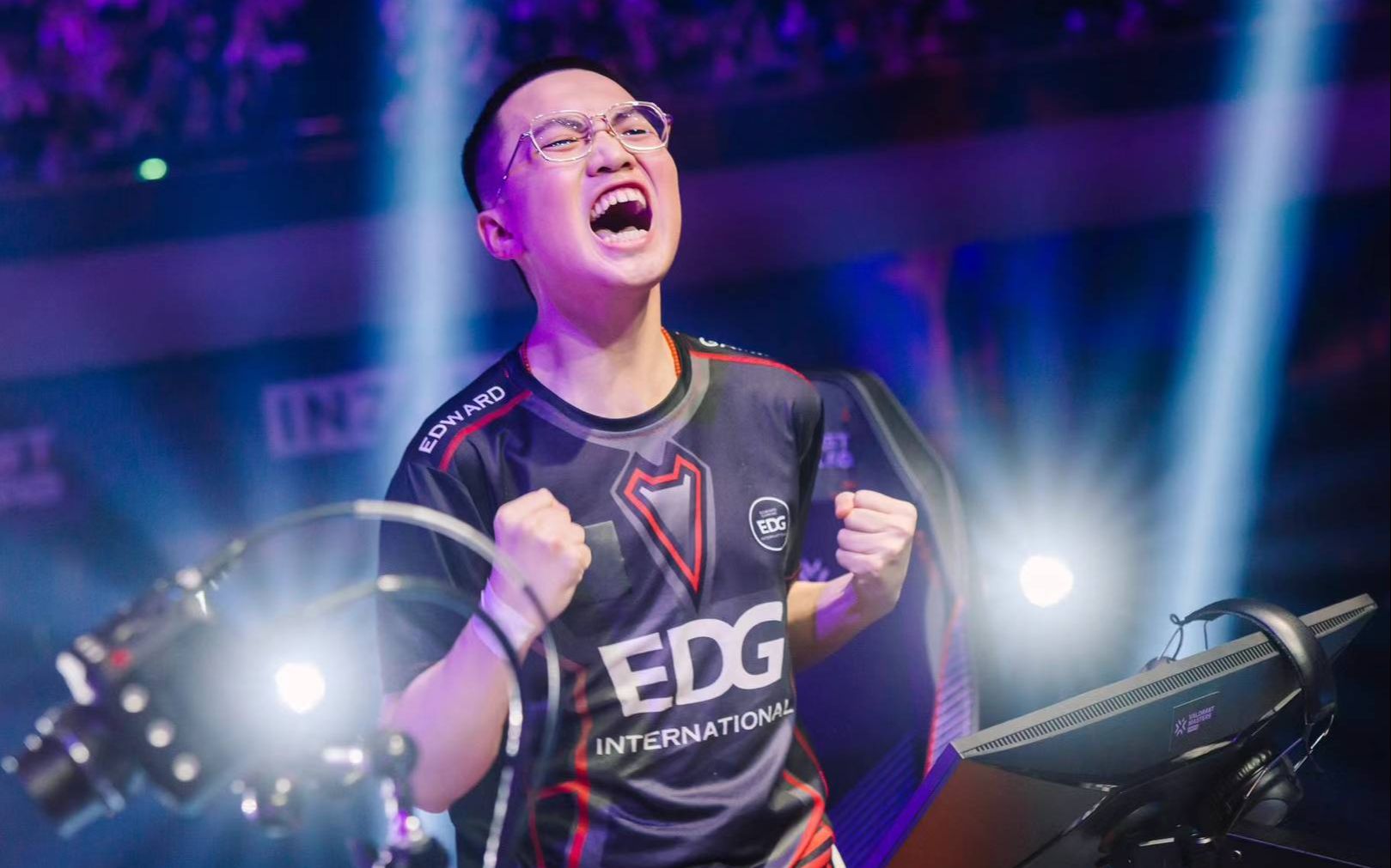 重温edg vs navi 小组赛生死战,康康大狙给到对手的压力.