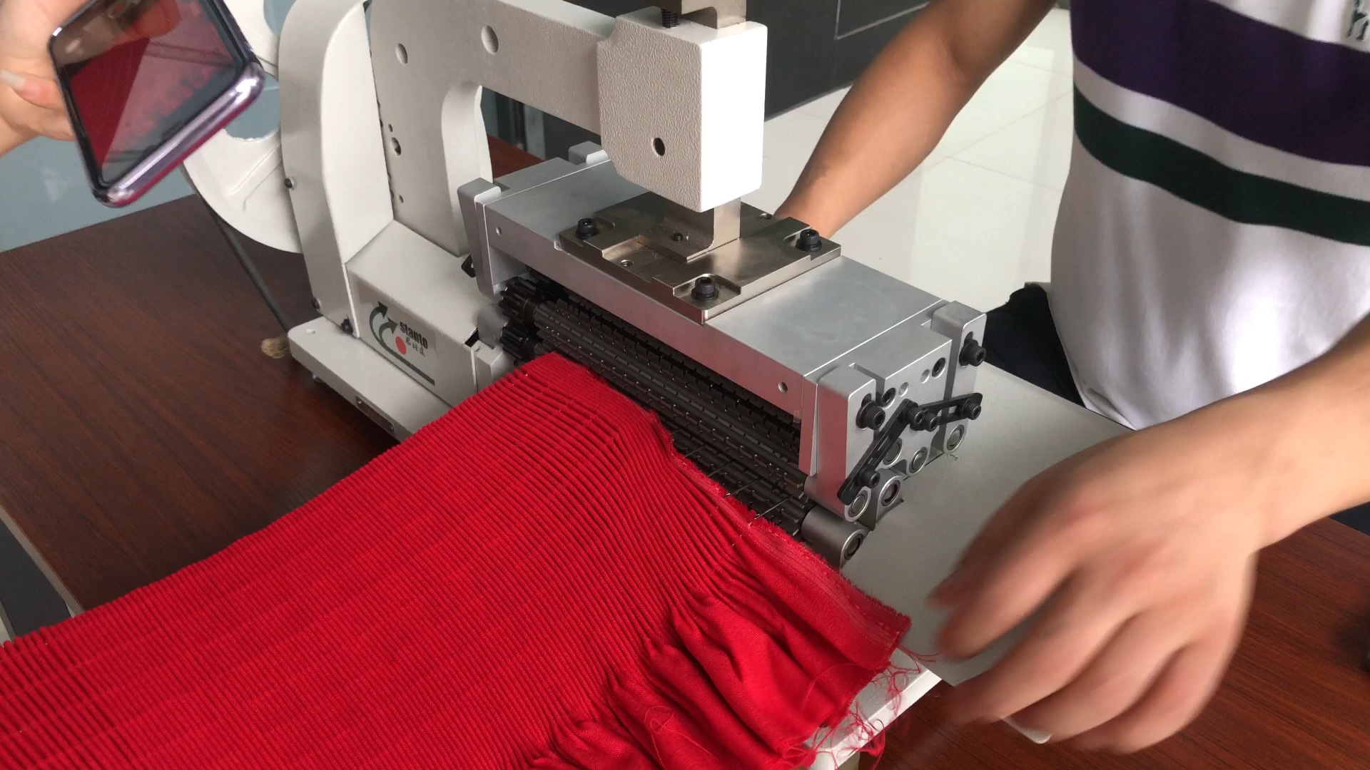 司马克smocking缩褶绣先抽褶再在褶峰上绣花的工艺也叫手工打揽这款