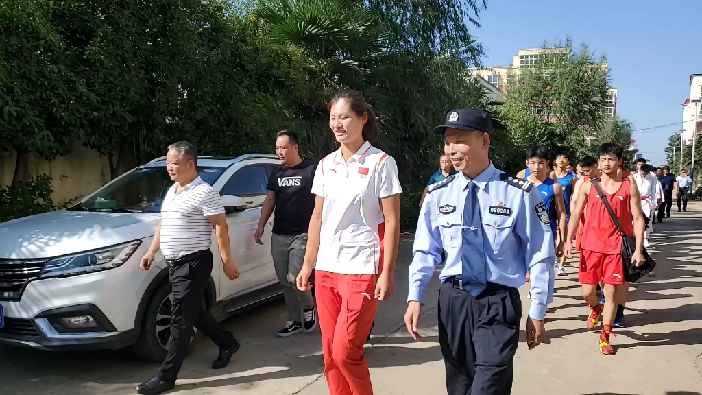 奥运冠军吕洋和全国劳动模范陈晓磐到皇帝年小学看样留守儿童