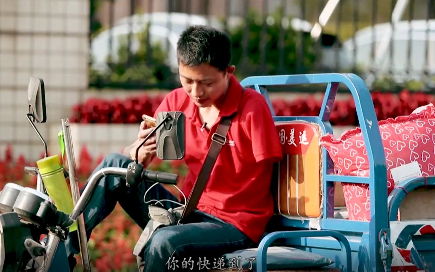 【晶视频】独臂快递哥:他用一只手撑起一片天