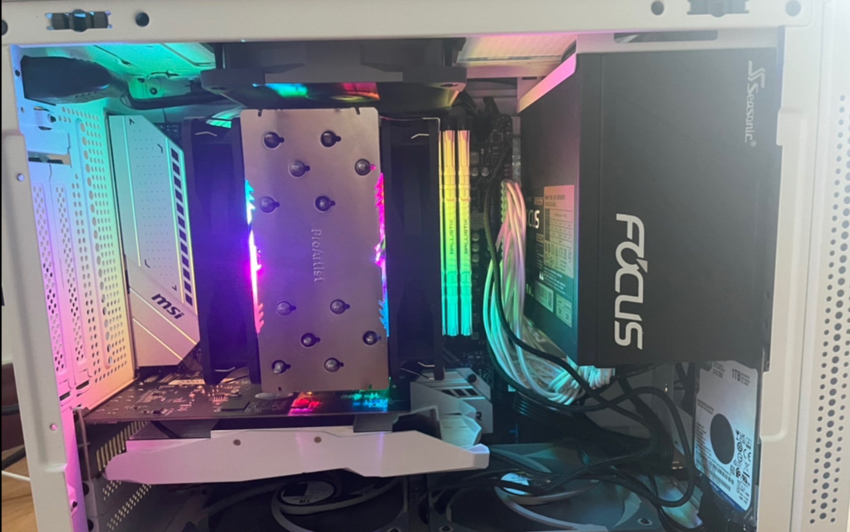 白色的先马趣造装机效果 装第二块固态准备装双系统