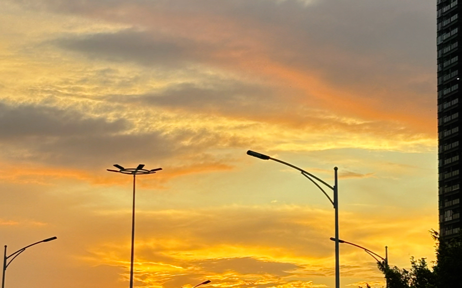 而傍晚时分,夕阳将云朵染成绚烂的红,紫,金等色彩,构成一幅壮丽的天幕