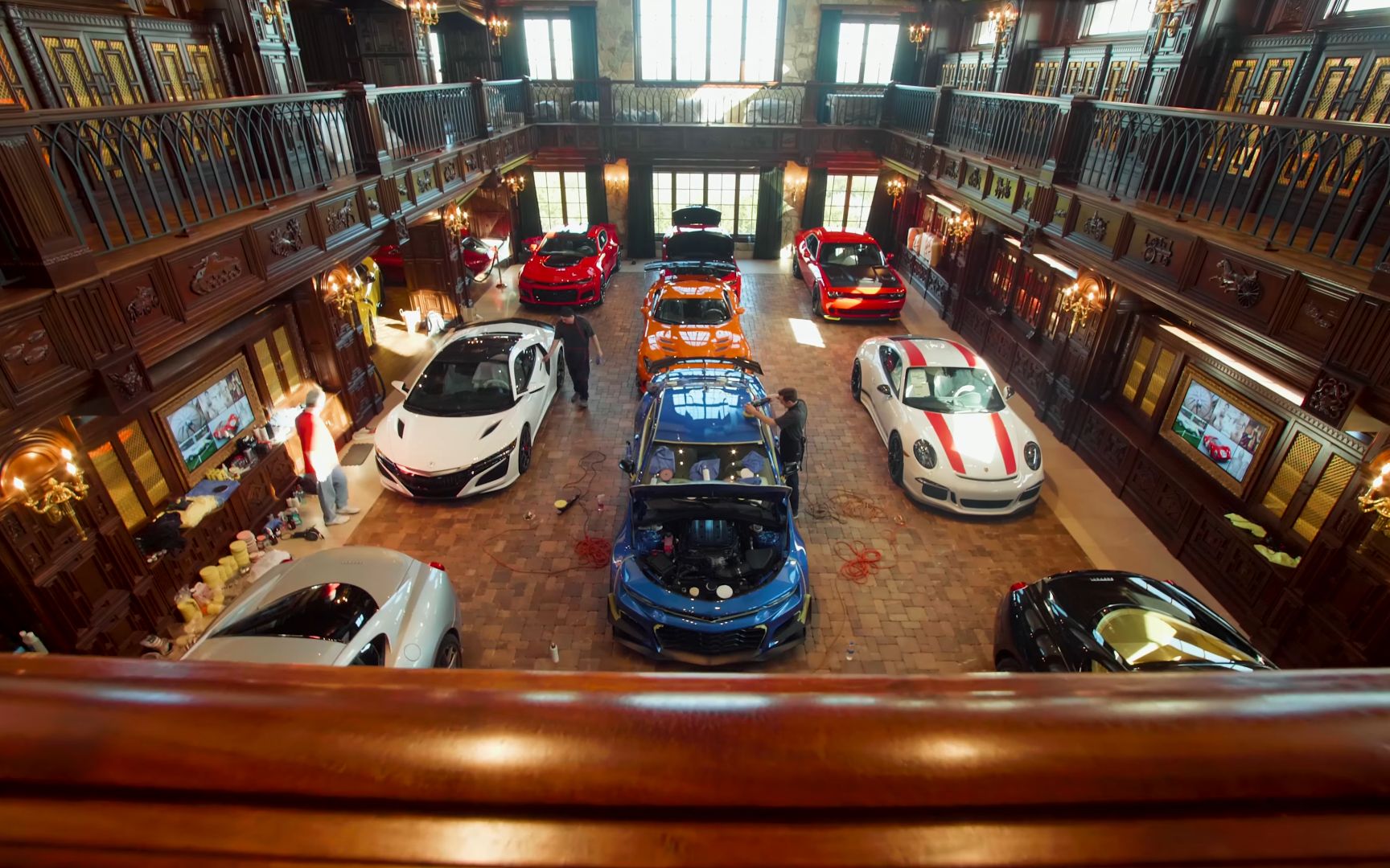 美国俄亥俄州新奥尔巴尼有钱人家里的豪华橡木装饰车库