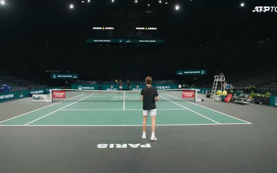 [图]（底线视角）科达和阿利亚西姆在巴黎的训练Korda & Auger-Aliassime Practice In Paris