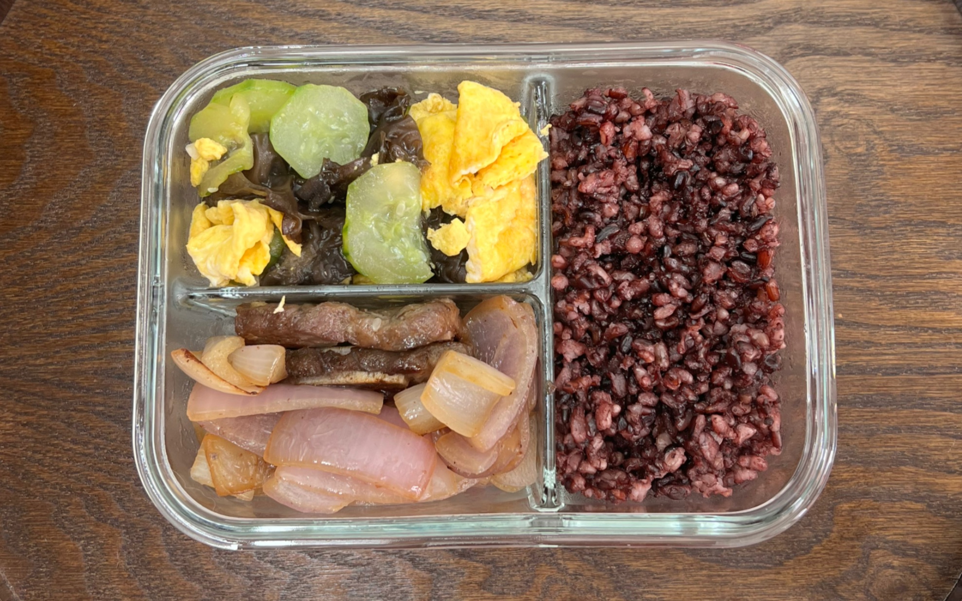 坚持自己做减脂餐第12天|今日午餐便当:洋葱牛仔骨 黄瓜木耳炒鸡蛋