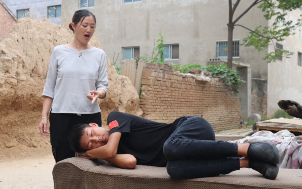 丈母娘欺负窝囊女婿,女儿得知后说了一番话,母亲为自己做法羞愧