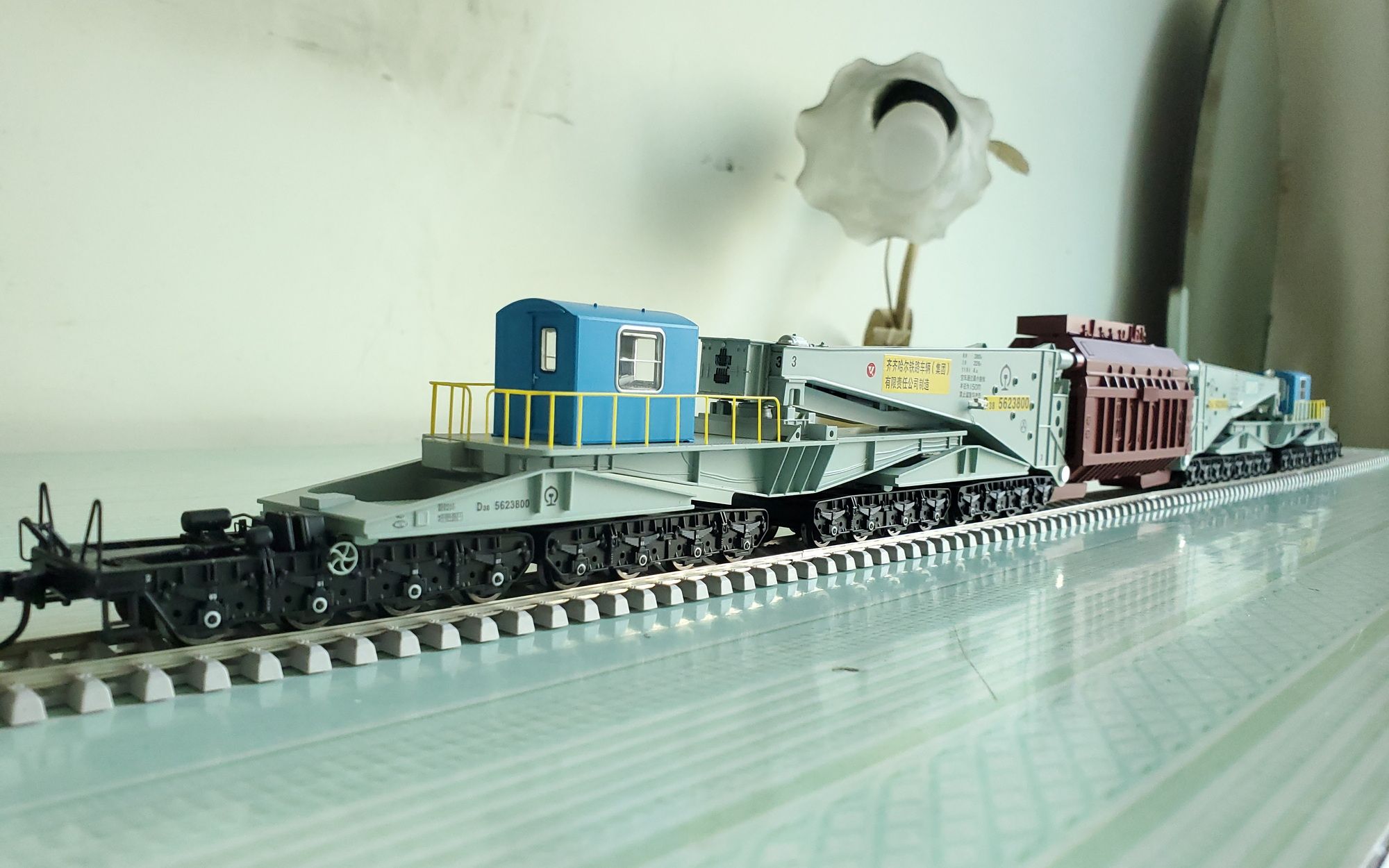 多达32组车轮的超大型货车 百万城d38型380吨钳夹车静态赏析