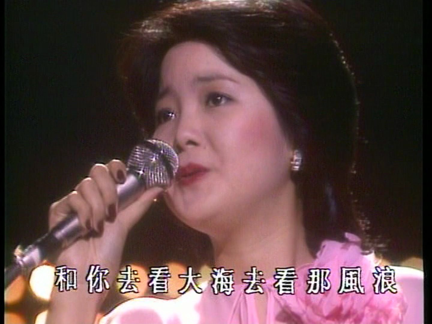 23岁邓丽君1976演唱会图片