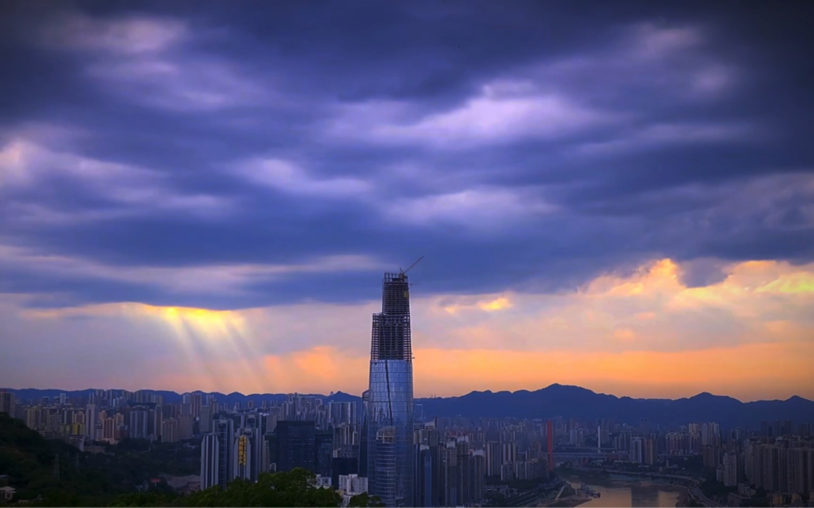 当丁达尔光出现在重庆天空,会出现什么样的效应!