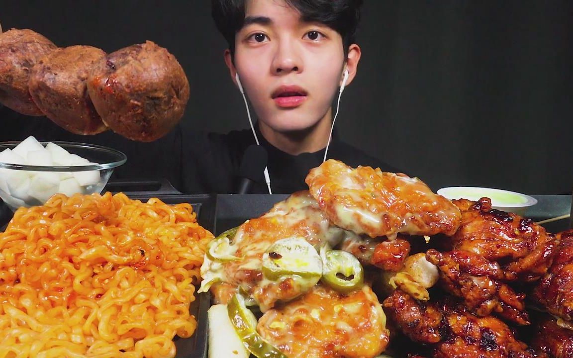 韩国吃播帅哥吃火鸡面鸡排炸鸡芝士球吃得太馋人了
