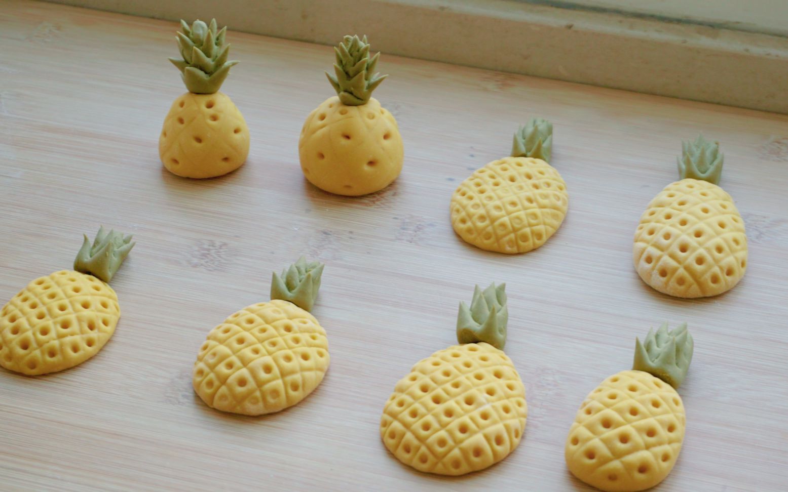 菠萝馒头,一个面团,戳几个小孔,水果造型也很好看