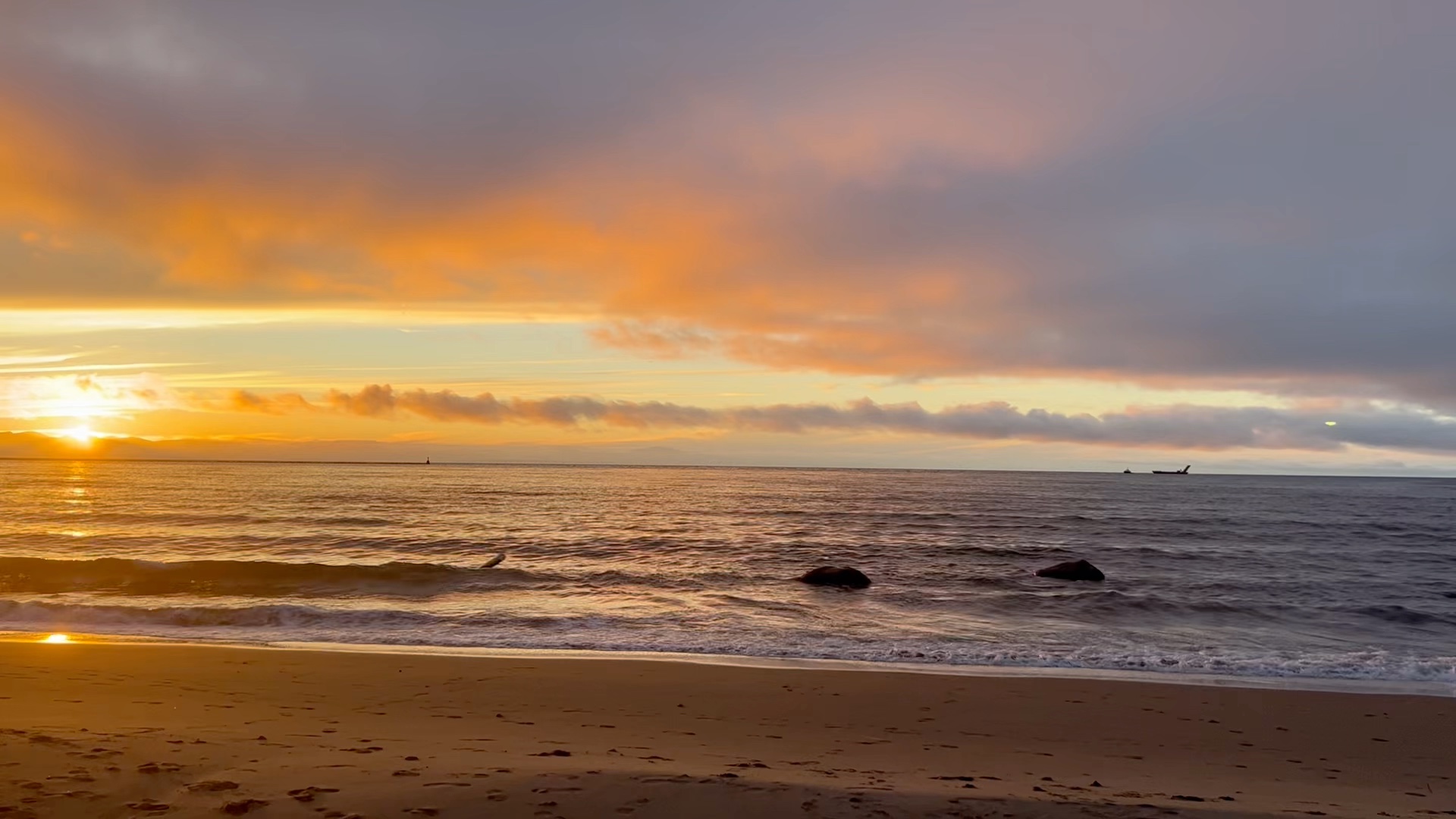 金色的夕阳,沙滩,海浪,还有被夕阳晕染的天空.我自己都被震撼了.