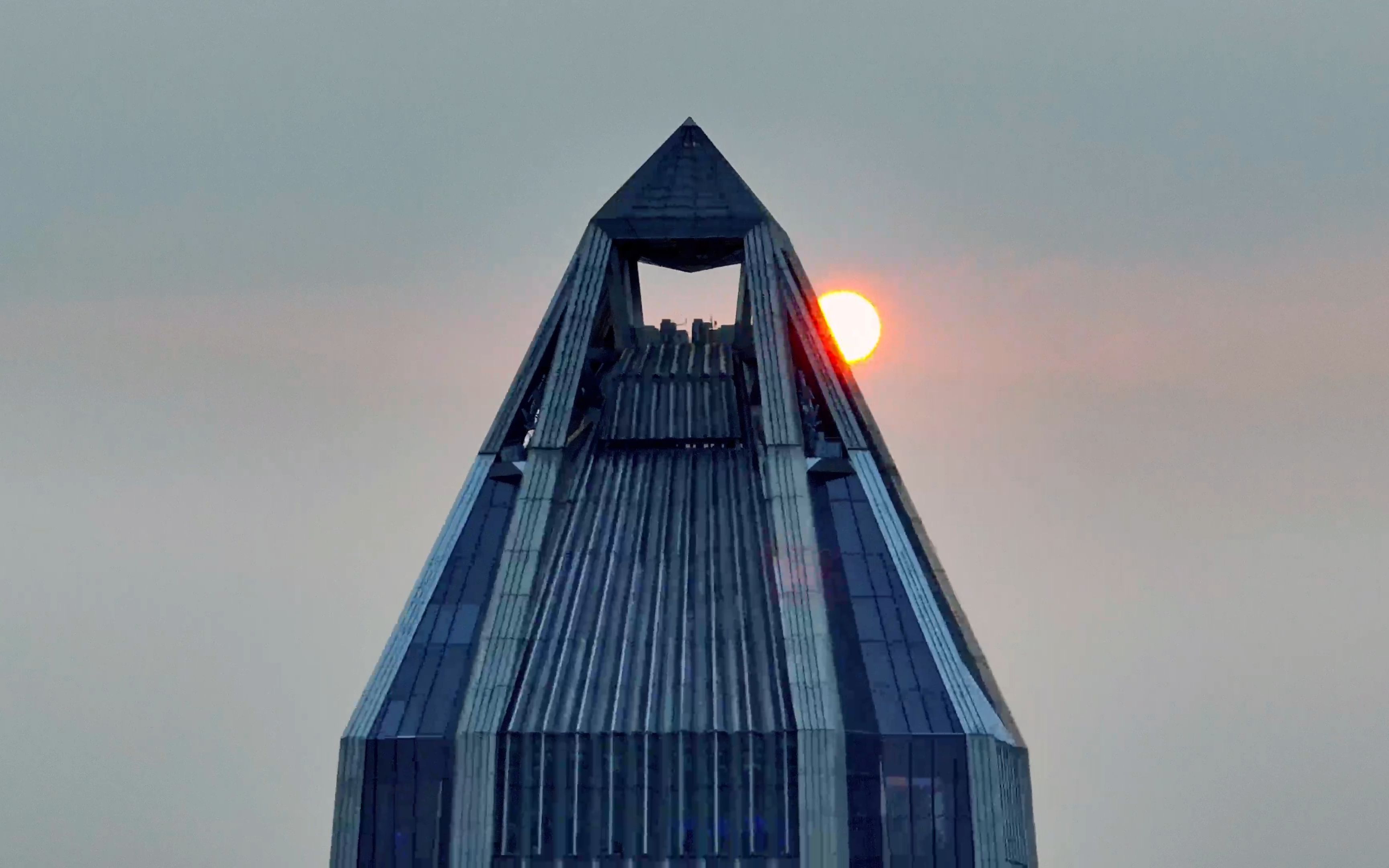 高空俯瞰城市脉络,远处道路车水马龙,这样的忙,才是深圳!