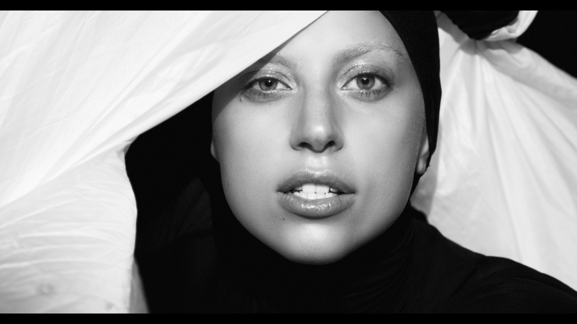 [图]【官方MV】Lady Gaga - Applause (Explicit)