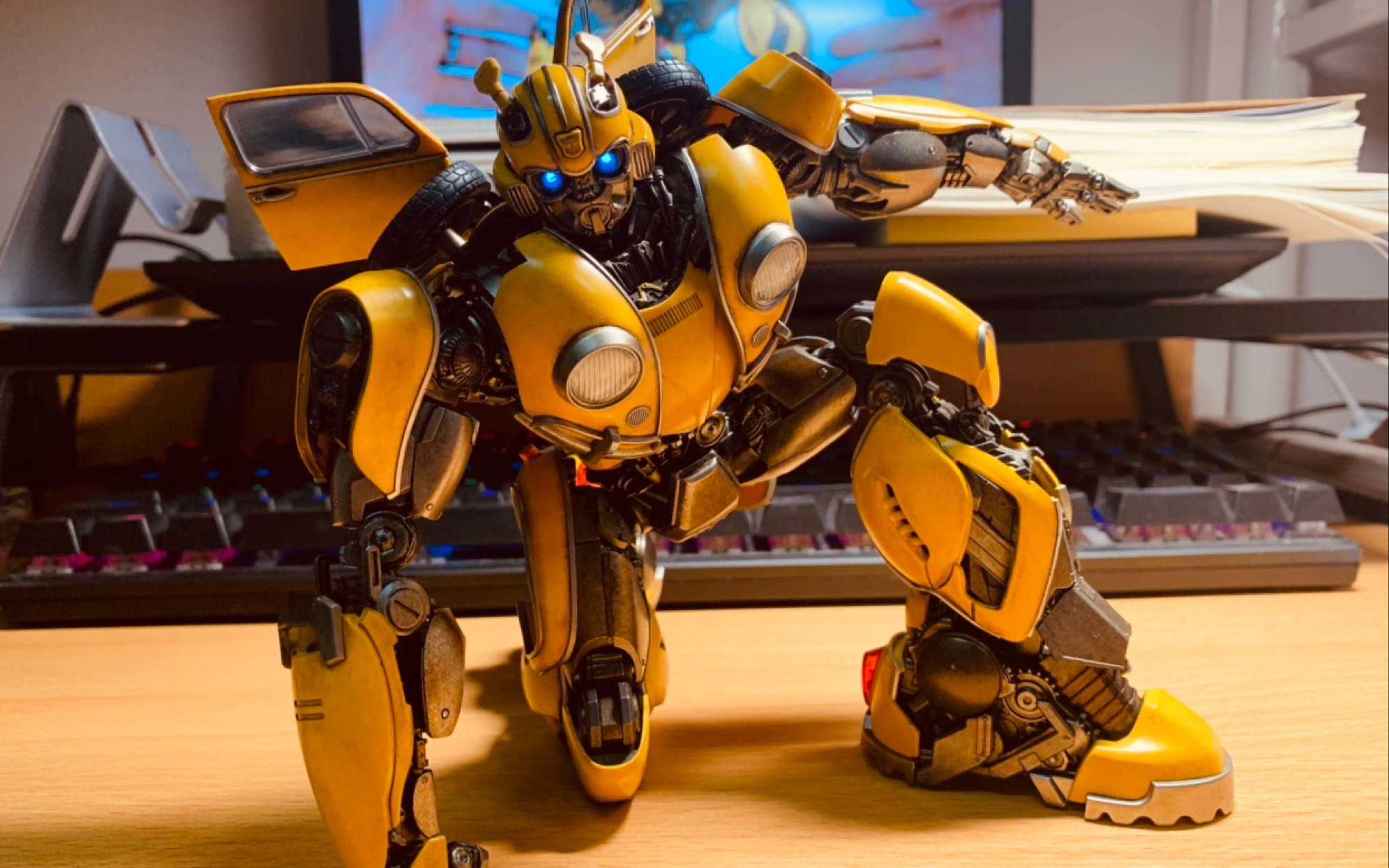 变形金刚30threezero3a大黄蜂把玩展示