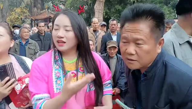 网红三三妹山歌手,在鱼峰山给粉丝们发红包来答谢祝粉丝