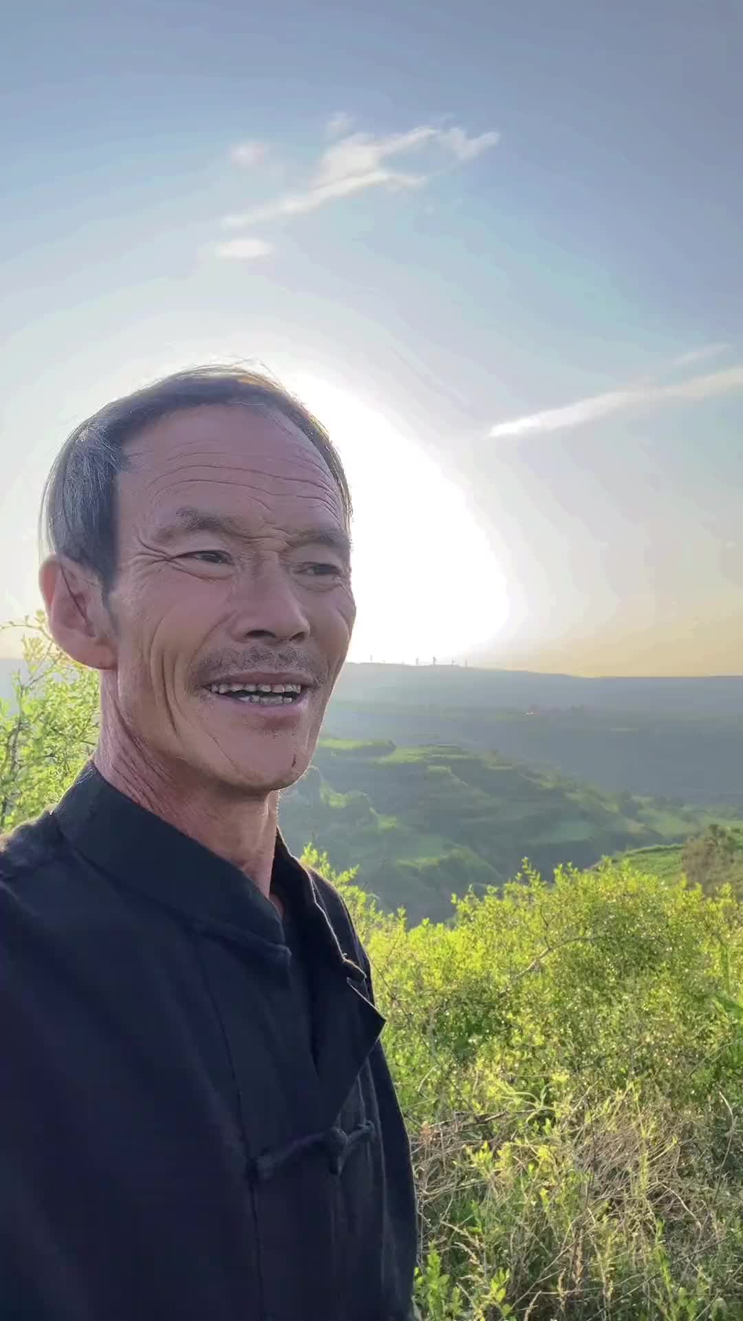 走遍千山万水还是家乡最美每天劳作很累苦乐终身不悔沧桑大叔真情