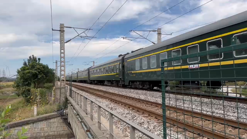 k2905西安——温州(郑局)hxd1d牵引通过淮南线孔店乡17㎞道口往水家湖