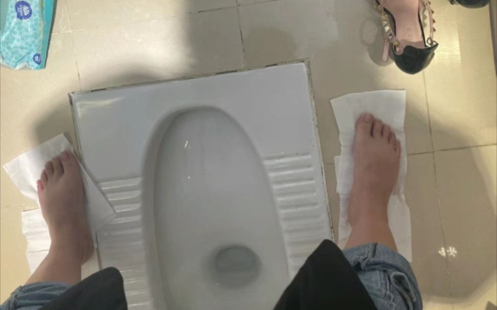 有没有人穿高跟鞋蹲坑的时候像我一样脱鞋光脚的?