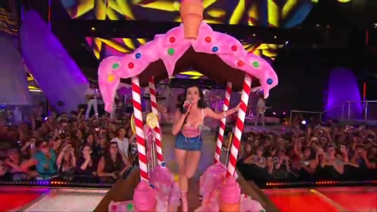 [图]【加州女孩】Katy Perry - California Gurls (Live Much Music Video Awards 2010)