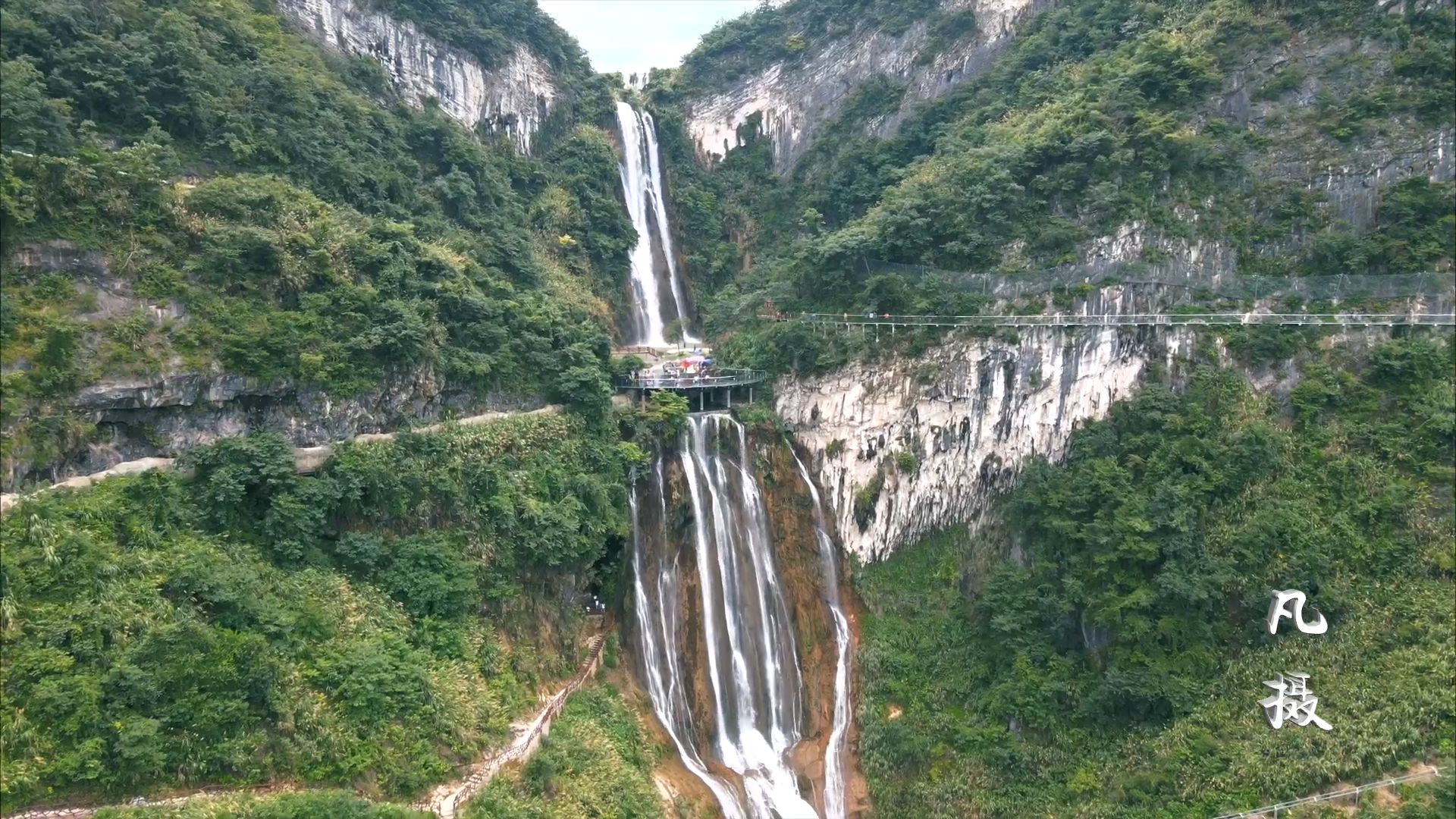 航拍湖北阳新滴水崖瀑布落差180米够壮观