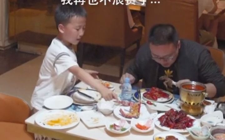 [图]榜样的力量 儿子自助餐厅将食物倒垃圾桶，爸爸发现后竟然…