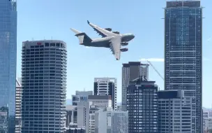 Download Video: 艺高人胆大 C-17“环球霸王”运输机在城市穿梭飞行