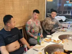 Video herunterladen: 东北通体猛男之社会人的饭局