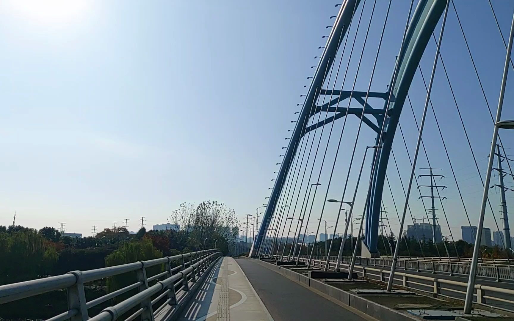 京杭大运河上有很多桥,从华清大道上的华清大桥看运河里的运输船_哔哩