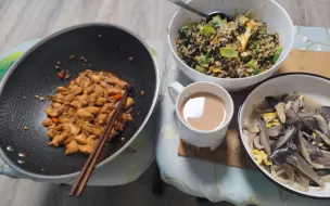 Video herunterladen: 蘑菇鸡蛋➕炒饭➕巨简单版卤鸡肉