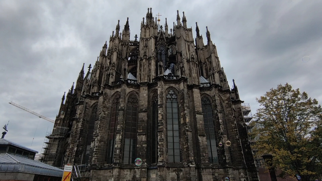 德国科隆大教堂前吹泡泡的人