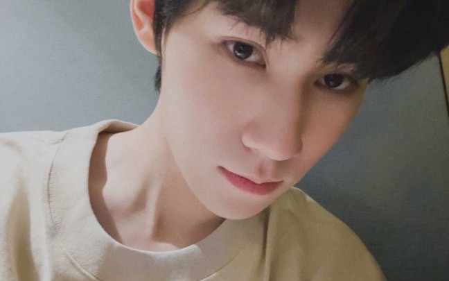 【张真源做梦素材】"希望下次能在台上看见你.