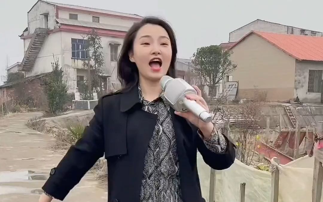 [图]在洞庭湖边长大的湖南妹子，走在老家的小路上，唱起李琼老师的这首《八百里洞庭我的家》，喜欢的朋友评论区走起来