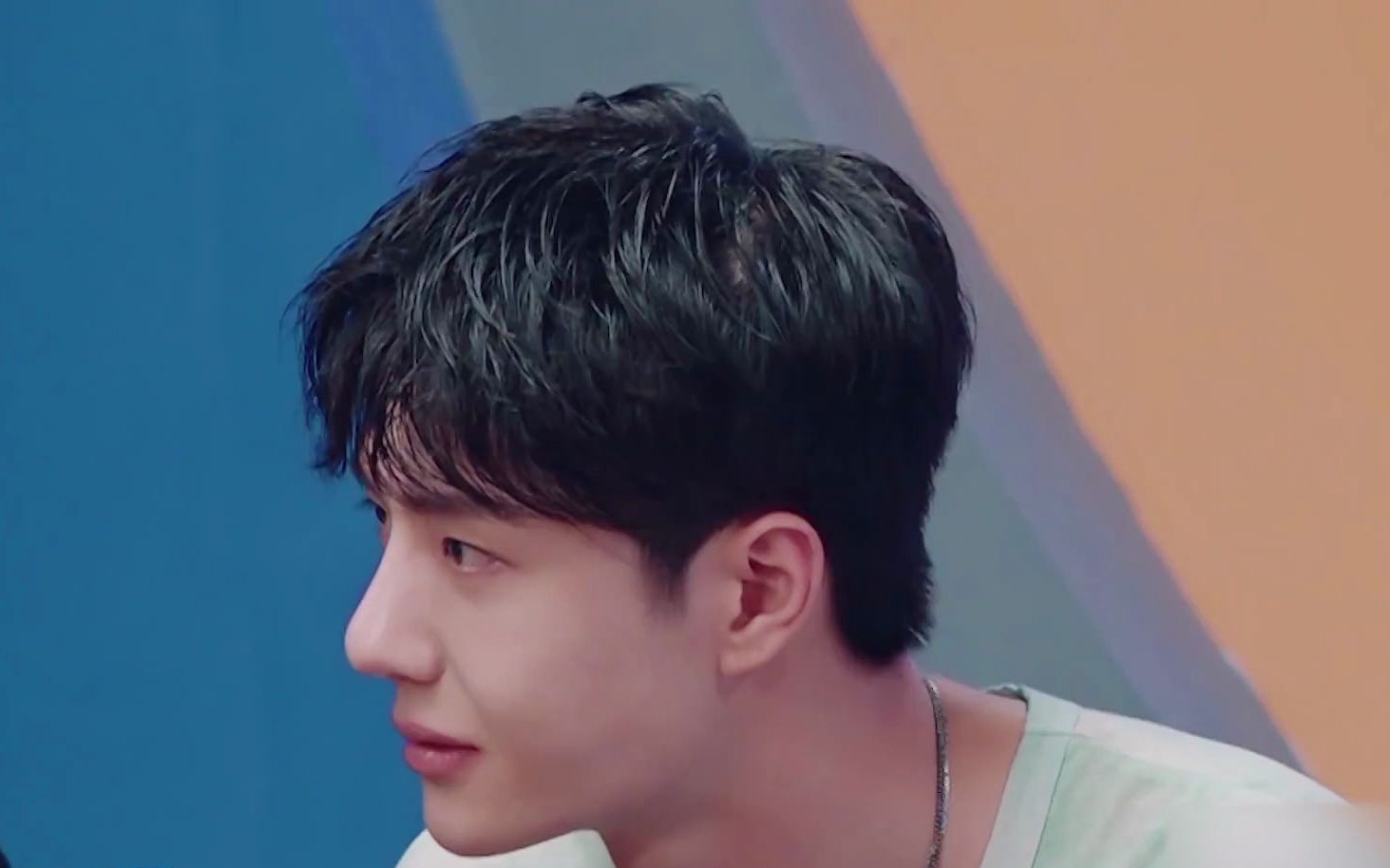 王一博自述剧组神仙盒饭,众人化身"吃瓜"群众_哔哩哔哩_bilibili