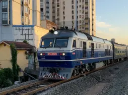 Video herunterladen: 东风11-0370牵引K1110次列车（黄山-北京丰台）鸣笛通过！