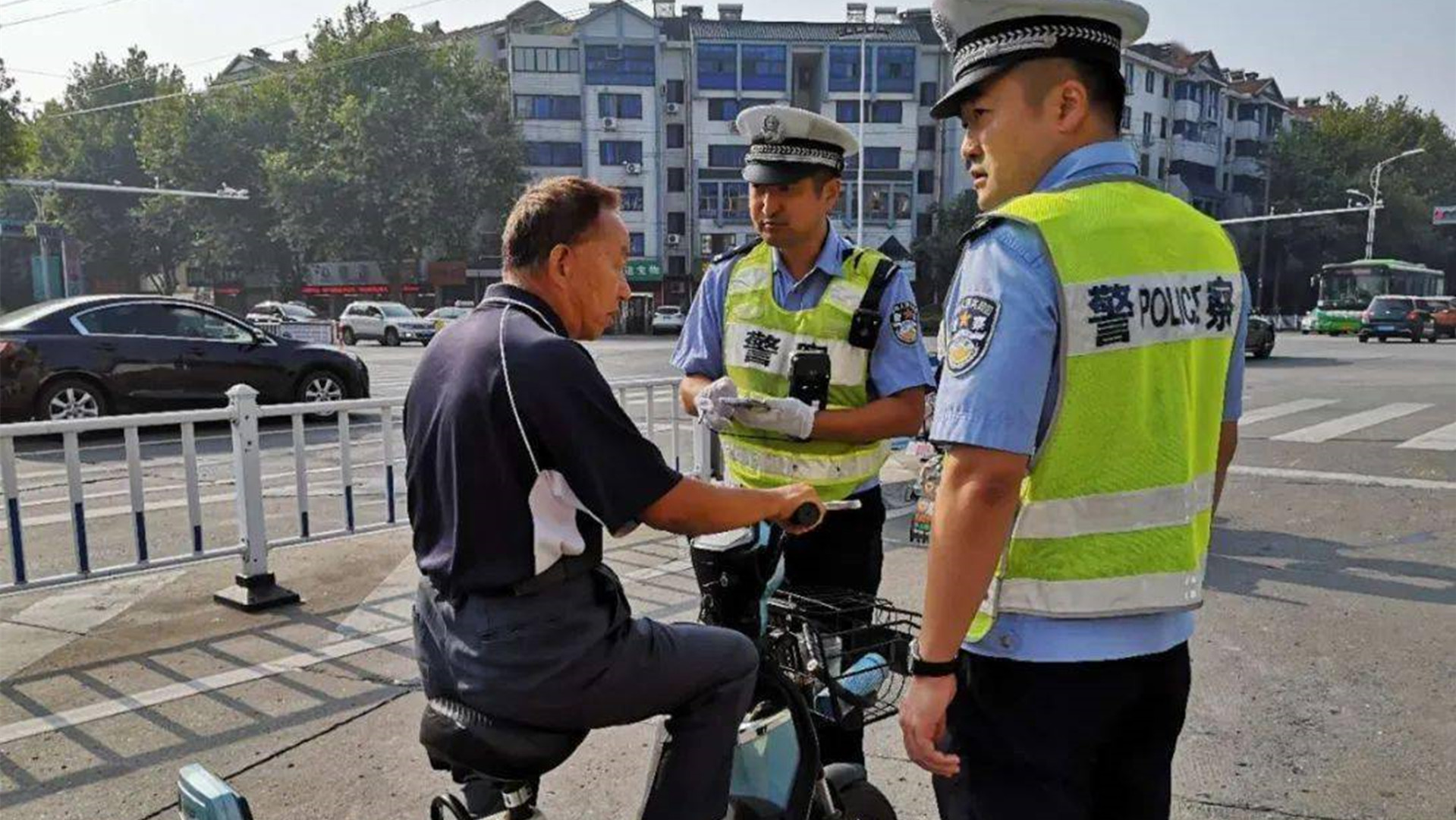 骑电车不戴头盔被罚款?大爷灵魂拷问交警:你不也没戴吗?