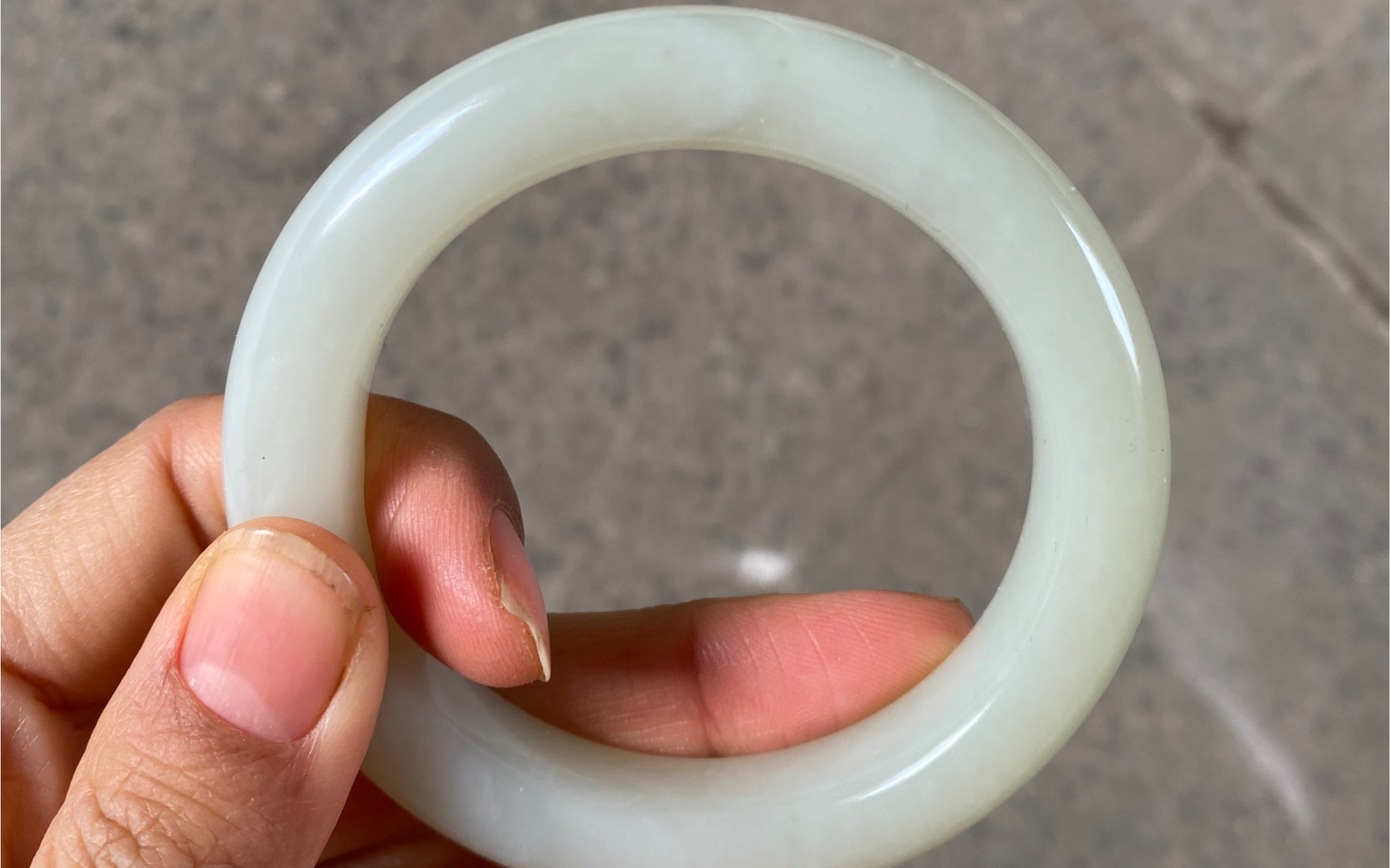 纯天然和田玉手镯,圈口55 ,条宽1.2厘米,料子很细很润,但是有一个小小