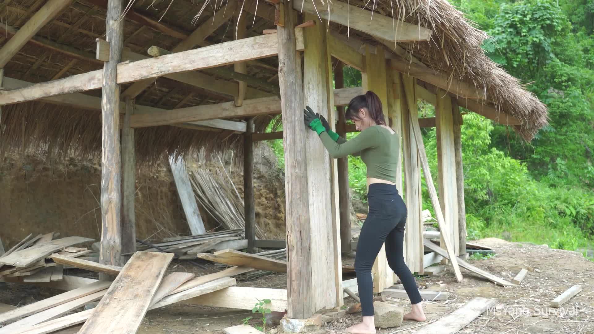 [图]这个穿健身裤的农家女孩，割野草盖房顶做瓦，一间木屋花了100块