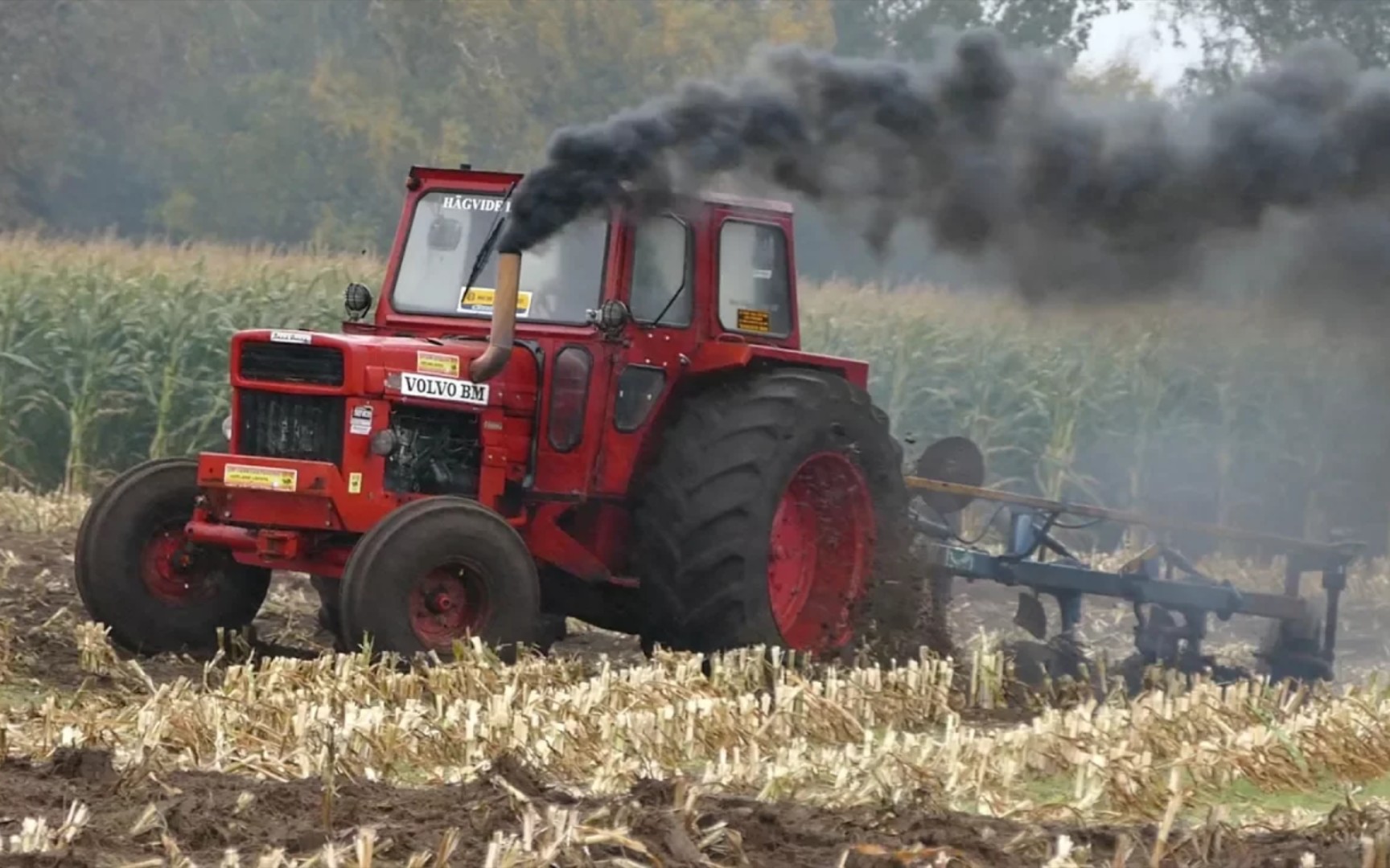 沃尔沃(volvo)bm_810_turbo拖拉机挂接4铧犁高速飙车