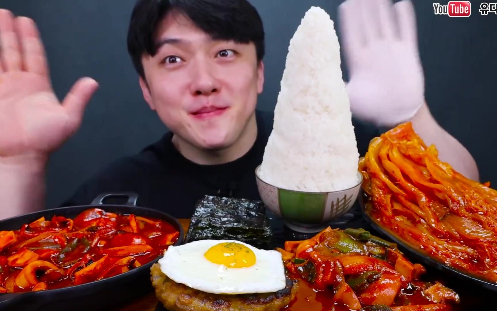 韩国深渊巨口小哥品尝香辣鱿鱼 辣白菜 米饭