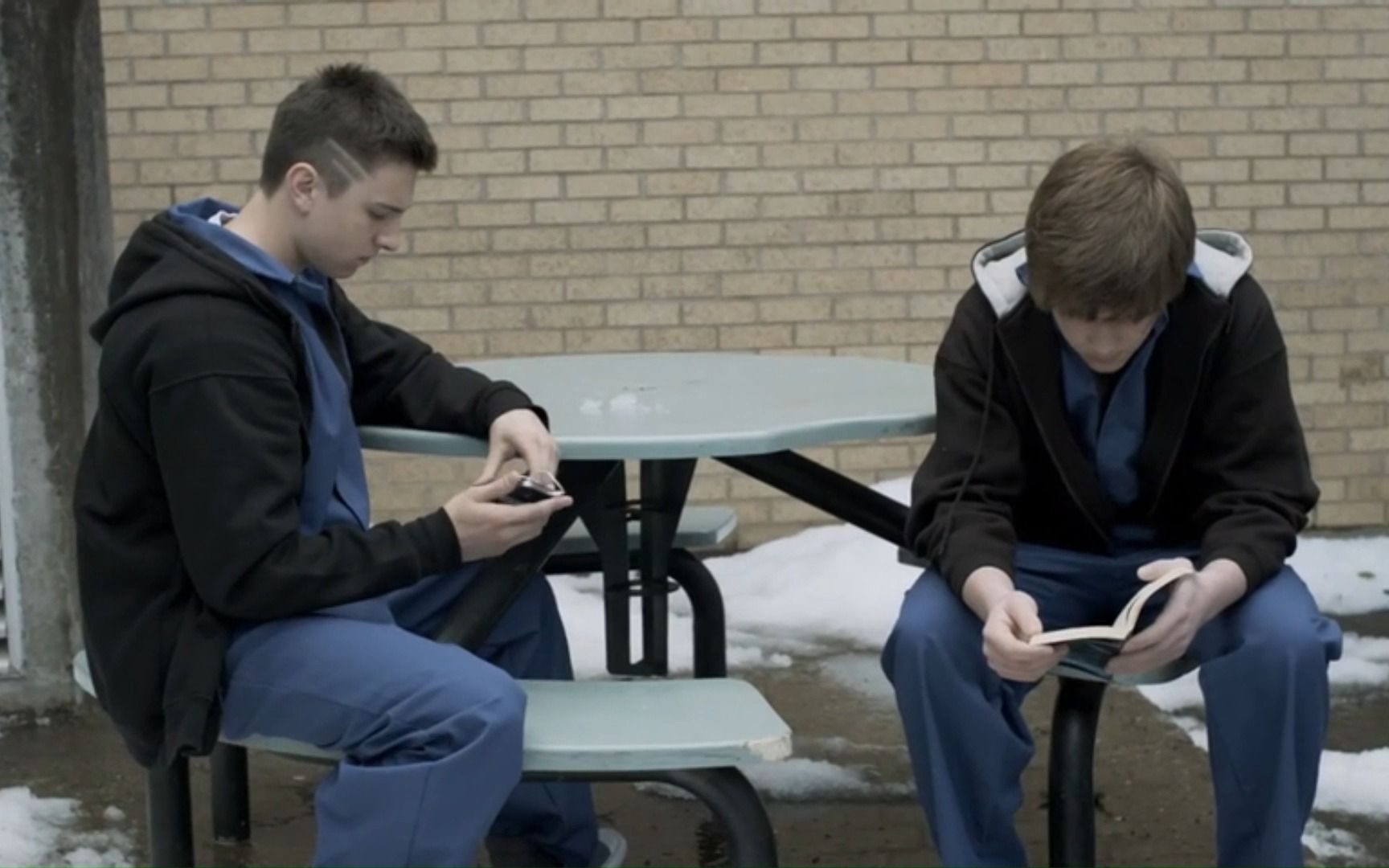 小白与狱霸打架再次被关禁闭 主动和好二人冰释前嫌————电影black